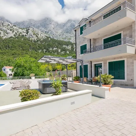 4 Bedroom Stunning In *
